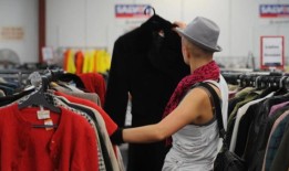 商店里的便宜货适合年轻的澳大利亚人