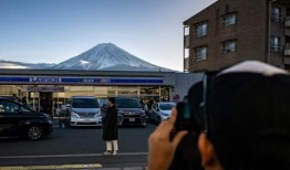 日本小镇将富士山挡在游客视线之外