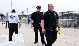 一名女子在纽约市著名海滩遭鲨鱼袭击后伤势严重