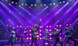 你准备好继续了吗？第六：音乐剧正在寻找粉丝在舞台上大声表演