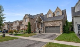 三家竞争对手竞购多伦多郊区“平房”