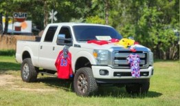 阿拉巴马州社区哀悼车祸造成父母和8岁儿子死亡，4岁受伤