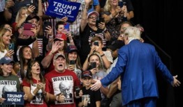 特朗普：共和党最受欢迎的候选人拒绝成为竞争对手的焦点