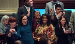 大麻对精神健康的影响引发争议，“大麻妈妈”与检察官“爸爸”展开了较量