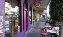 赞助人因在郊区筹款活动中追逐新纳粹分子而被控暴力扰乱秩序