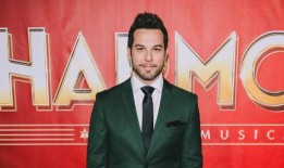 斯凯勒·阿斯汀将在林肯中心的达姆罗施公园主持室外托尼奖联播