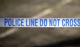 三名儿童和一名男子在萨里的一所房子里被发现死亡