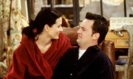 马修·派瑞在《老友记》中穿的羊绒“钱德勒·宾毛衣”正在拍卖