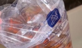 妈妈因为“打扰”书架上的小精灵而猛烈抨击