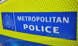 警方称，一名女子被控谋杀72岁的男子，目前仍被拘留