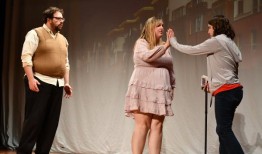 自闭症艺术家如何再现夜间狗的奇怪事件