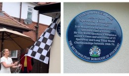 蓝色牌匾在前斯托克波特赛道冠军车手伊万·莫格的家中揭幕