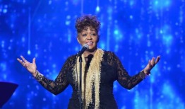 安妮塔·贝克在伯明翰的演唱会改到2024年