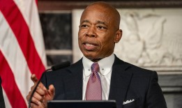 纽约市市长否决了禁止监狱单独监禁和扩大警察拦截报告的法案