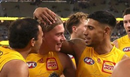 老鹰队球星埃利奥特·杨描述了“怪异”的哈利·里德对俱乐部的影响