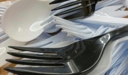 加拿大告别塑料吸管、餐具和结帐袋