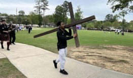 耶稣受难日的游行，浸染在传统中，让人想起耶稣背着十字架