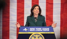 纽约州州长Hochul前往华盛顿呼吁“加强边境”，并将危机归咎于联邦政府