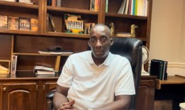 在伯明翰教会工作32年的白人牧师退休;新任黑人牧师是前证交会队牧师