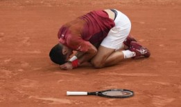 德约科维奇在膝盖手术“成功”后感谢医生