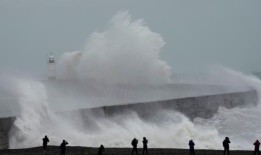 飓风黛比可能带来每小时80英里的风速，并发布了琥珀警报