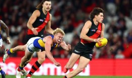 在奥斯卡·艾伦的回归中，埃森登击败了勇敢的西海岸老鹰队