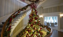 斯普林菲尔德的州长官邸盛装迎接节日它总是需要相当数量的“啦啦啦”