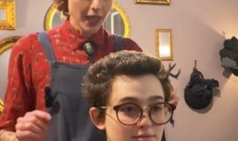 当理发师请求允许触摸顾客的头发时，他疯狂地醒来了