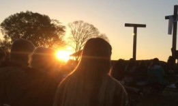 复活节意味着日出仪式，春天的象征，家庭聚会