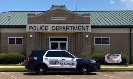 密西西比州10岁男孩因随地小便被判入狱，其母亲提起诉讼，要求赔偿200万美元