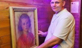 由于场地遭受洪水，臭名昭著的“被诅咒的画”继续困扰着新主人