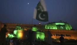 巴基斯坦一家卖国旗的商店遭手榴弹袭击，三人丧生