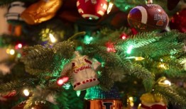 斯普林菲尔德的州长官邸盛装迎接节日它总是需要相当数量的“啦啦啦”