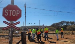 在火车撞上公路的地方，能见度被树木遮挡