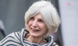 看看谁主演了卡里尔·丘吉尔的电影《独自逃脱》的全球首映式