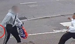 闭路电视捕捉到一名警察在阿诺德大街上追逐小偷，并受到持刀威胁