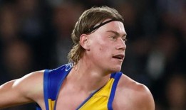 西海岸老鹰队教练亚当·辛普森在重建期间无视哈雷·里德的炒作