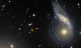 两个拥有数百万颗太阳的星系正在碰撞哈勃捕捉到巨型合并