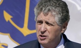 罗德岛州州长表示，提高工资、提高学生成绩和新建住房是他的首要目标