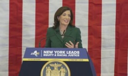 纽约州州长Hochul前往华盛顿呼吁“加强边境”，并将危机归咎于联邦政府