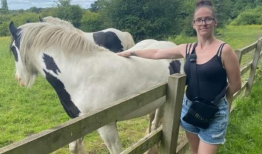 人们向考文垂被美国斗牛犬杀死的“神奇”女子致敬