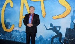 安德鲁·劳埃德·韦伯因为《猫》电影有一只治疗创伤的狗