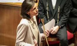 法国人：埃马纽埃尔·马克龙(Emmanuel Macron)将“冲突”归为“私人”和“公共”