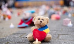 让我们来看看世界各地是如何纪念乌克兰战争纪念日的