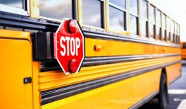 据称，阿拉巴马州校车司机将被困学生拖到150英尺远的地方，然后逃离现场