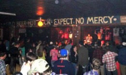 9年后，奥本传奇的战鹰晚餐俱乐部重新开业