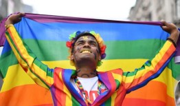 由于罢工威胁要关闭伦敦市中心的主要地铁站，游行狂欢者被敦促计划行程