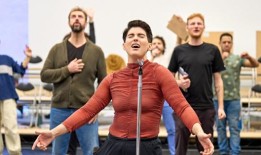 受现场援助启发的音乐剧《只为一天》于2月13日正式上映