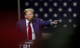 特朗普称内华达州假选举人在里诺集会期间受到“不公平”待遇