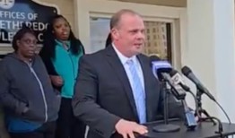 律师说，手机录像显示多森警方在停车场“殴打”客户